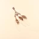 Versilberter Kettenanhänger Traumfänger mit drei weißen Federn und schwarzen Polka-Dots-Punkten.